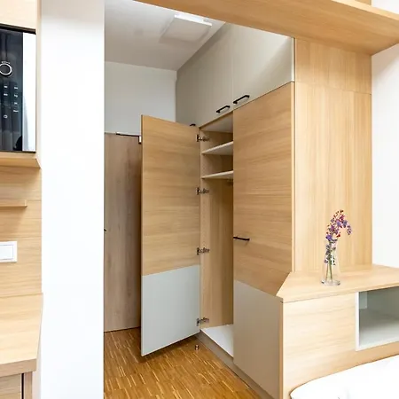 Hostel Henrys Sleeping Am Augsburger Eiskanal Augsburg