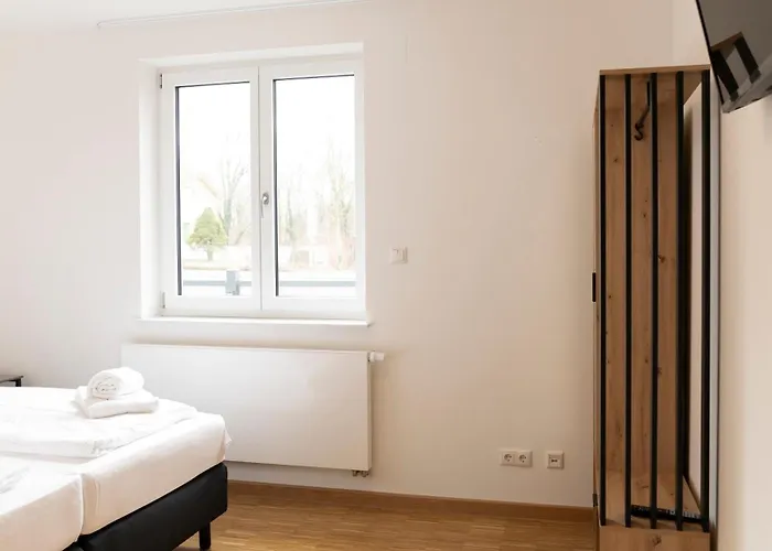 Henrys Sleeping Am Augsburger Eiskanal * アウグスブルク